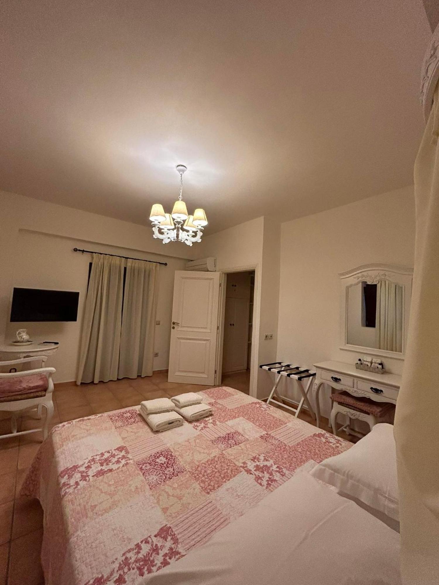 Focalion Castle Luxury Suites Pyrgos Dirou ภายนอก รูปภาพ