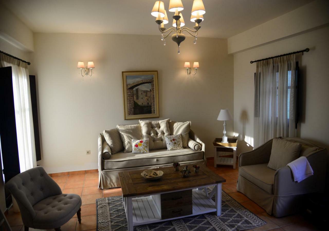 Focalion Castle Luxury Suites Pyrgos Dirou ภายนอก รูปภาพ
