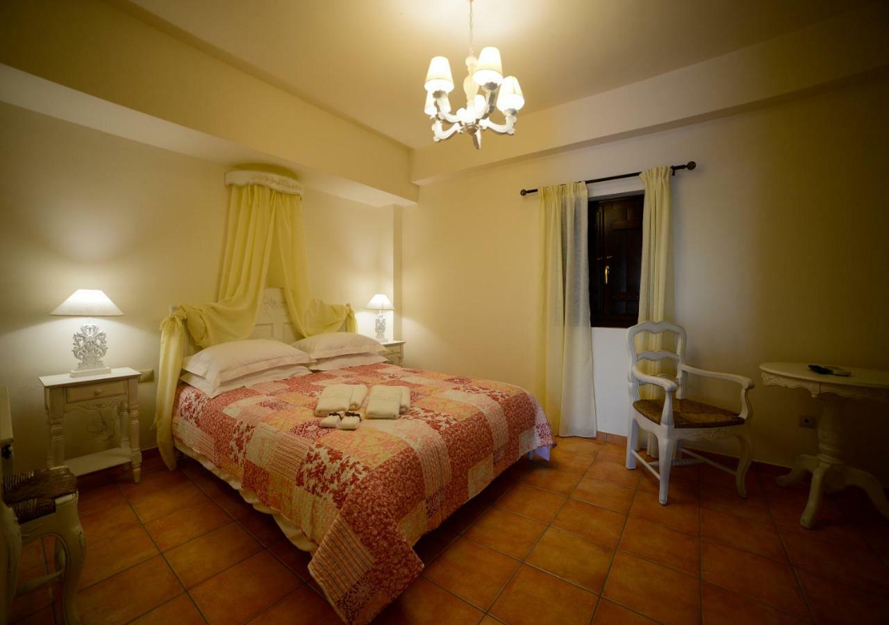 Focalion Castle Luxury Suites Pyrgos Dirou ภายนอก รูปภาพ