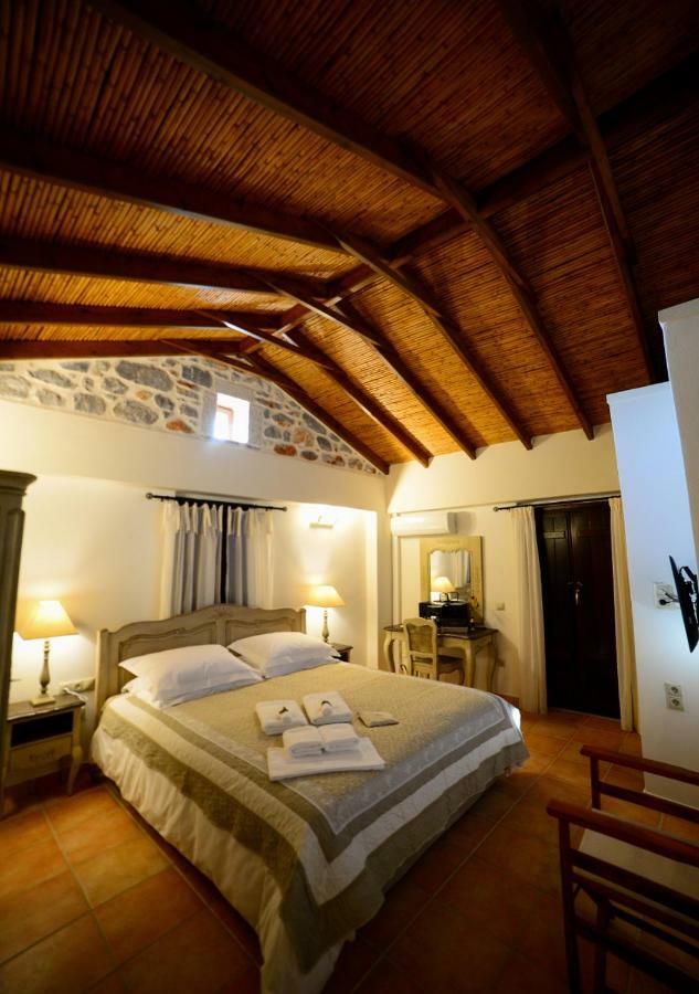 Focalion Castle Luxury Suites Pyrgos Dirou ภายนอก รูปภาพ