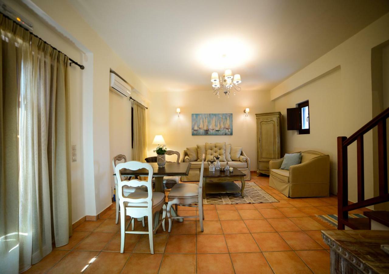 Focalion Castle Luxury Suites Pyrgos Dirou ภายนอก รูปภาพ