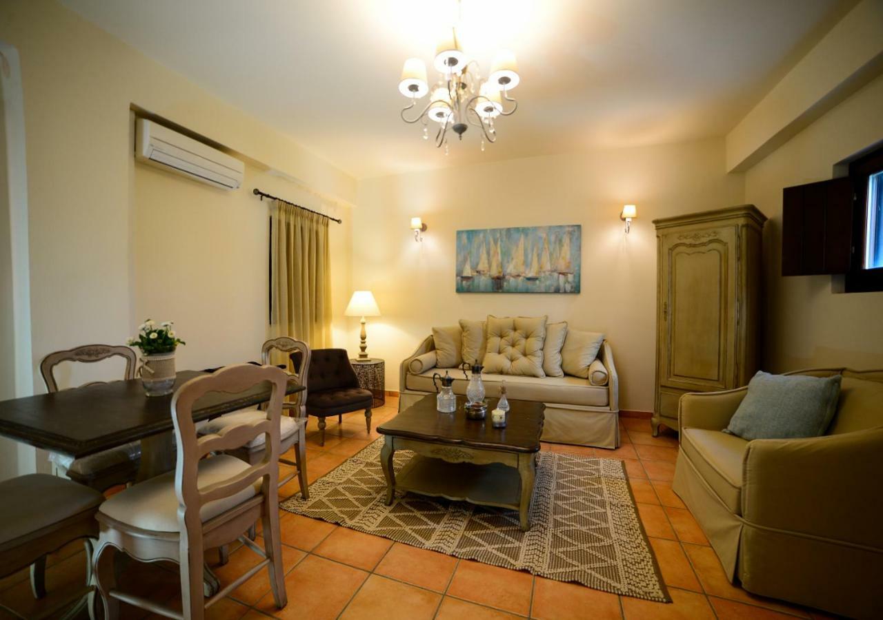 Focalion Castle Luxury Suites Pyrgos Dirou ภายนอก รูปภาพ