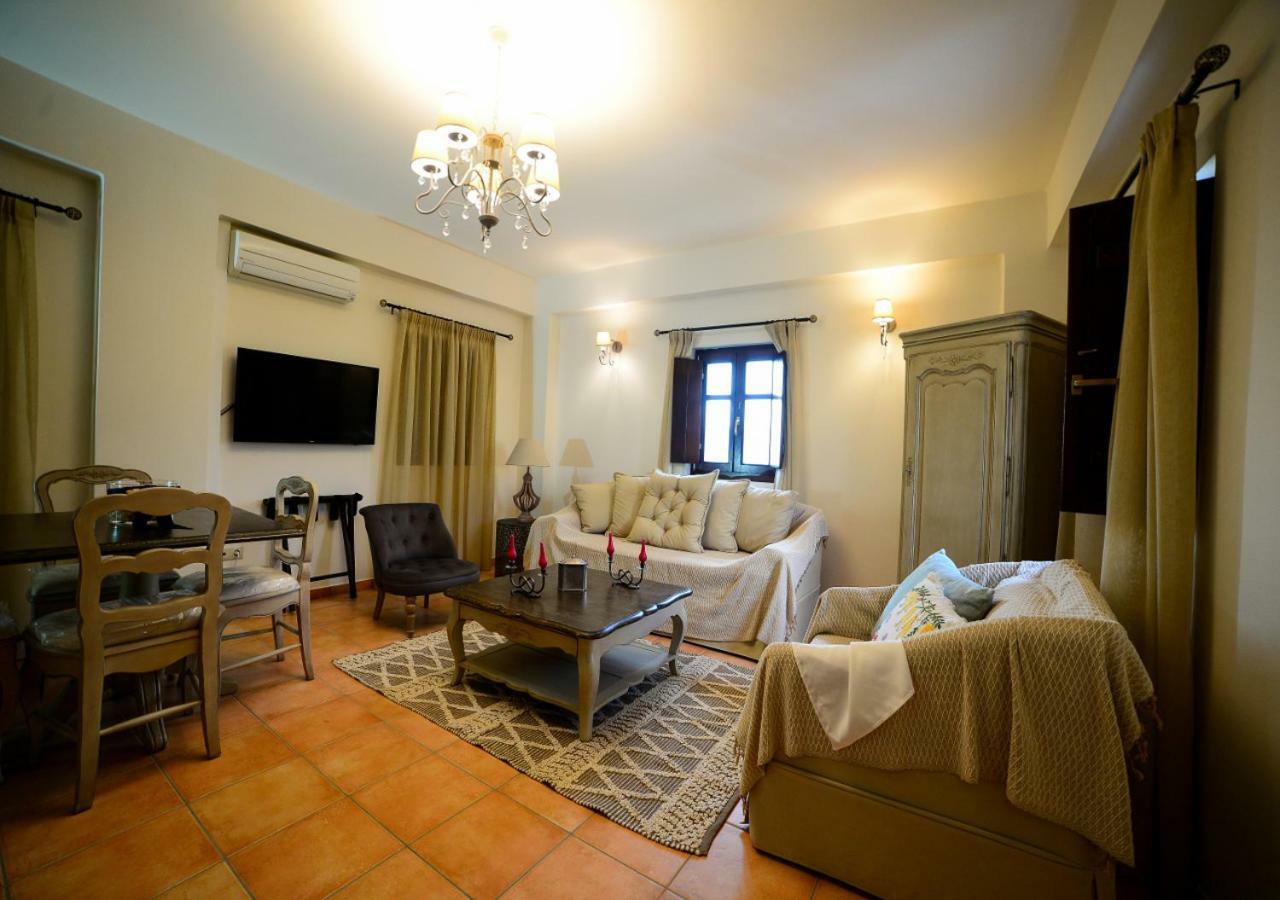 Focalion Castle Luxury Suites Pyrgos Dirou ภายนอก รูปภาพ