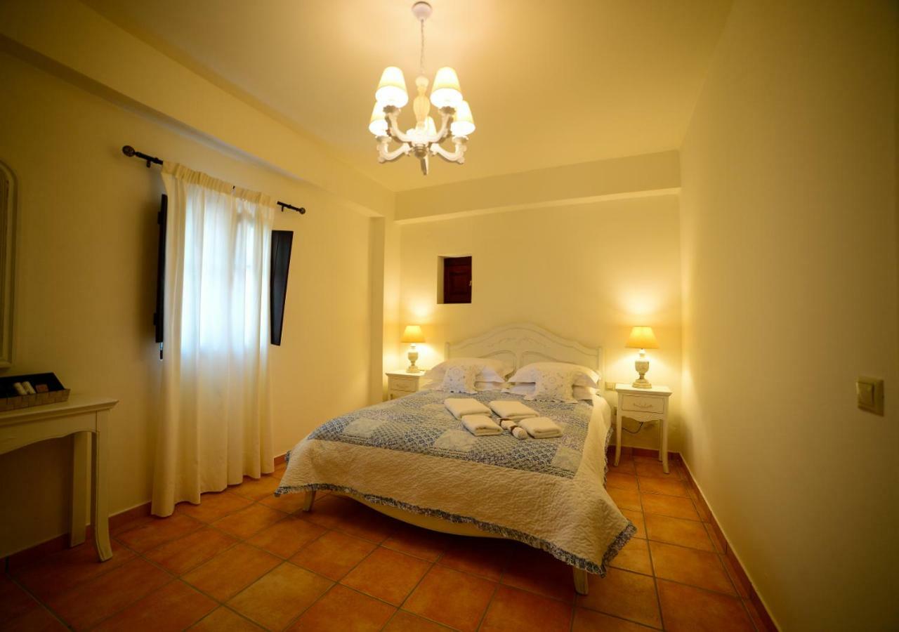 Focalion Castle Luxury Suites Pyrgos Dirou ภายนอก รูปภาพ