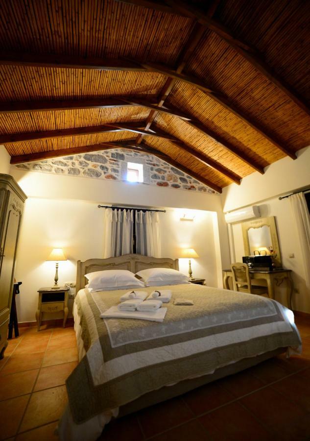 Focalion Castle Luxury Suites Pyrgos Dirou ภายนอก รูปภาพ